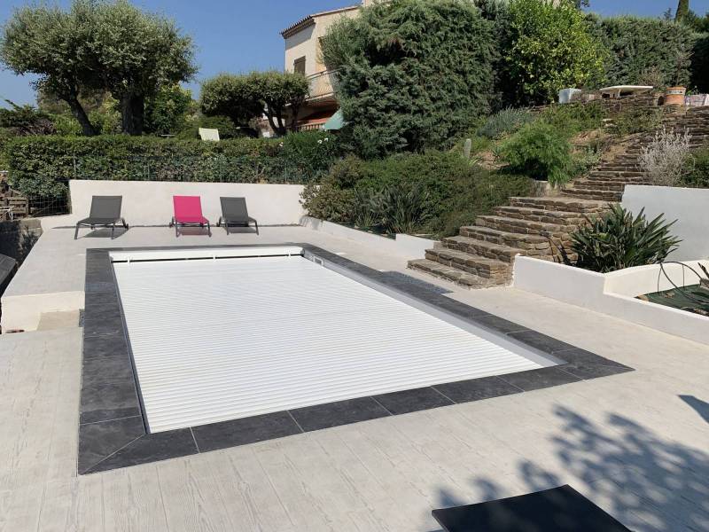 volet  de piscine aux normes de sécurité dans le Var