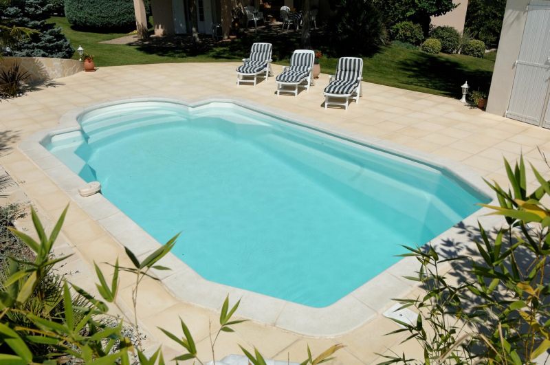 Piscine coque polyester à fond incliné modèle GYPSE 9 à Gareoult