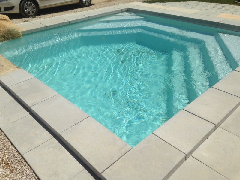 Modèle de piscine carré en 4 m avec margelle