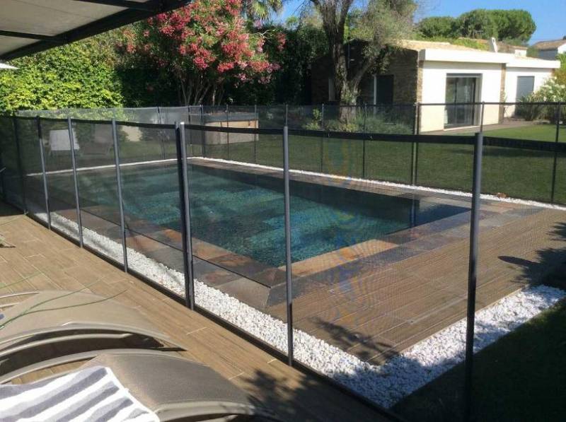 Barrière de sécurité pour piscine discrète