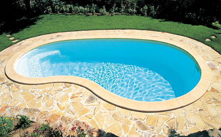 CORNALINE Piscine coque polyester Haricot à fond plat Brignoles