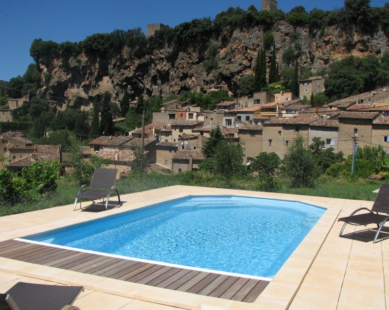 AGATE 11 Grand modèle de piscine coque polyester à fond incliné à Pourrières