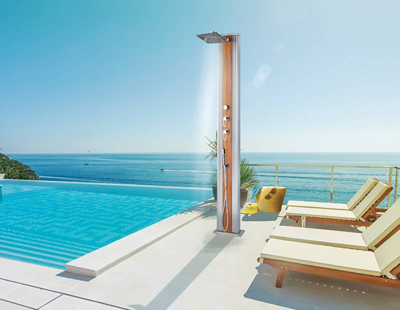 Douche solaire hybride sur bringoles