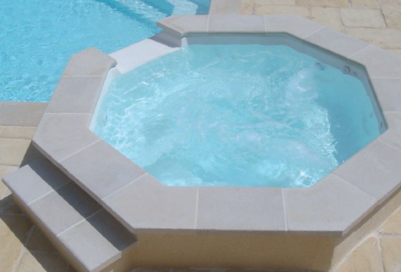 Petite piscine avec effet débordement