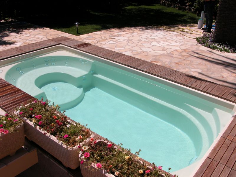 Piscine de moins de 10m² de couleur beige