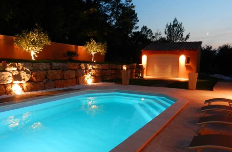 Piscine avec aménagement enrochement  et poohouse