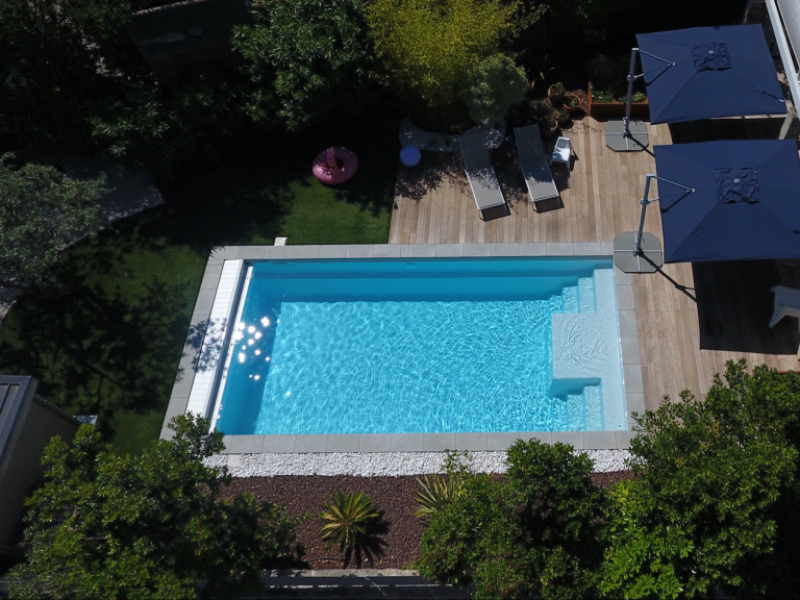 GALAXITE 7.60 Piscine coque polyester rectangulaire à fond plat à Régusse