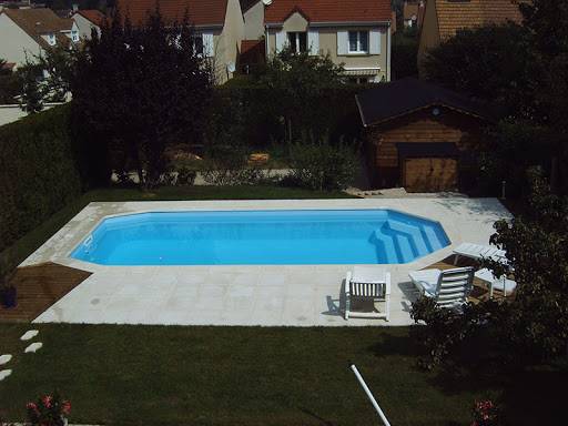 LAZULI 7 Piscine coque polyester à fond plat modèle à Rougiers